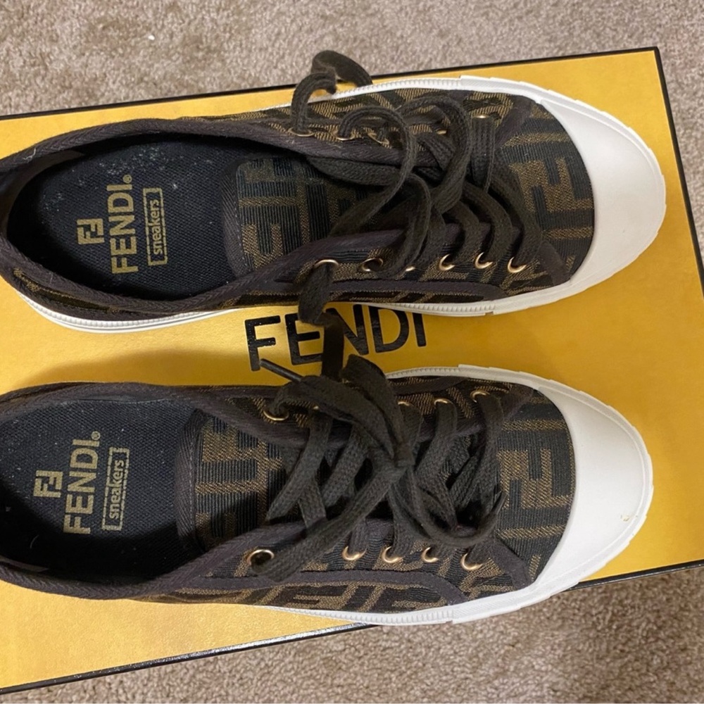 Fendi size 9 true to size good condition